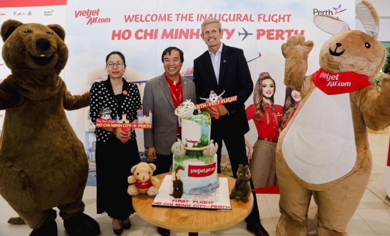 Phó Tổng Giám đốc Nguyễn Đức Thịnh cùng lãnh đạo sân bay Perth đón chuyến bay khai trương