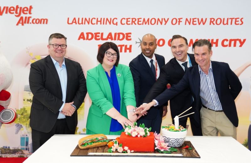 Bộ trưởng Du lịch bang Nam Australia - Zoe Bettison (áo xanh lá cây), đại diện Vietjet và sân bay Adelaide dự lễ khai trương, chúc mừng đường bay mới của Vietjet