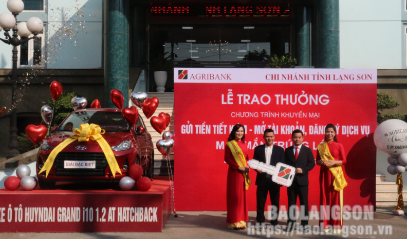 Lãnh đạo Agribank Lạng Sơn trao giải đặc biệt cho khách hàng