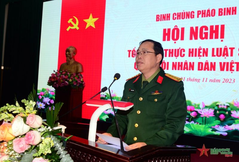 Đại tá Bùi Ngọc Tuyên, Bí thư Đảng ủy, Chính ủy Binh chủng Pháo binh phát biểu chủ trì hội nghị.