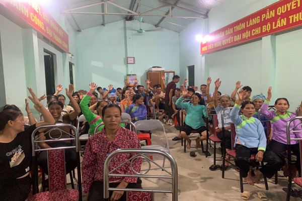 UBND x&atilde; Quang Kim thường xuy&ecirc;n chỉ đạo c&aacute;c th&agrave;nh vi&ecirc;n của x&atilde; phối hợp với c&aacute;c thầy mo, thầy c&uacute;ng, người c&oacute; uy t&iacute;n trong đồng b&agrave;o d&acirc;n tộc tuy&ecirc;n truyền, vận động b&agrave; con Nh&acirc;n d&acirc;n b&agrave;i trừ c&aacute;c hủ tục lạc hậu