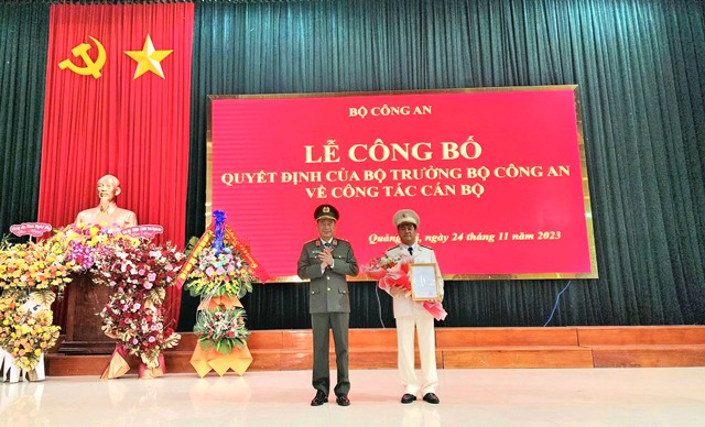 Thứ trưởng Bộ Công an, Trung tướng Lê Quốc Hùng trao quyết định bổ nhiệm Đại tá Nguyễn Đức Hải giữ chức vụ Giám đốc Công an tỉnh Quảng Trị