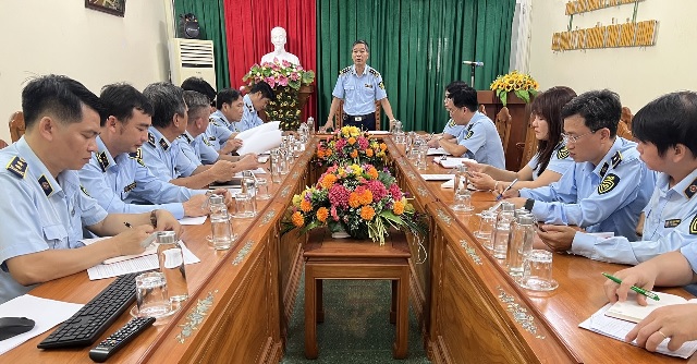 &Ocirc;ng Trần Đức Tiến (đứng trong c&ugrave;ng) ph&aacute;t biểu chỉ đạo việc triển khai Kế hoạch số 520/KH-QLTTBĐ. Ảnh: V.H