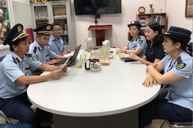 Đội QLTT số 05 (Cục QLTT B&igrave;nh Định) l&agrave;m việc với đại diện l&atilde;nh đạo Si&ecirc;u thịCo.opmart Quy Nhơn. Ảnh: Viết Hiền