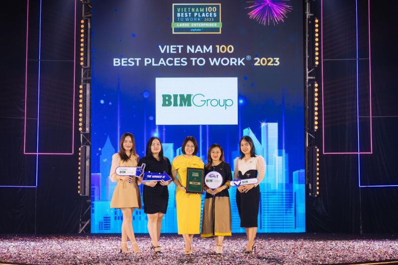 Bà Phạm Thị Thu Hằng – Giám đốc nhân sự Tập đoàn BIM Group (đứng giữa) nhận giải thưởng “Nơi làm việc tốt nhất Việt Nam”.