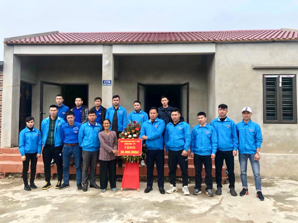 Công ty Than Quang Hanh hỗ trợ kinh phí và nhân lực đổ bê tông Sân nhà văn hóa thôn Trại Cao, xã Đầm Hà, huyện Đầm Hà.