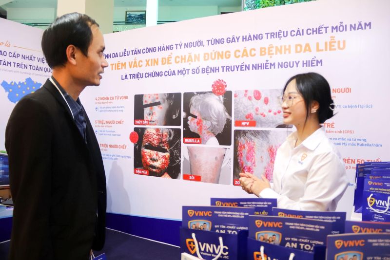 Đại biểu tham khảo vắc xin phòng bệnh da liễu tại khu vực trưng bày của VNVC tại Hội nghị da liễu toàn quốc thường niên 2023