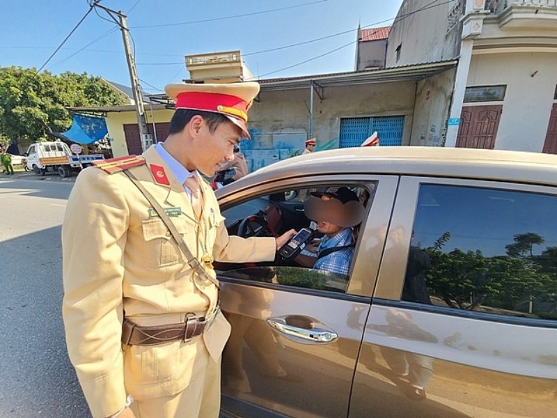 CSGT Công an huyện Hoằng Hóa tăng cường kiểm tra người tham gia giao thông vi phạm nồng độ cồn, vận chuyển ma túy, hàng lậu, gian lận thương mại, trộm cắp, cướp, cướp giật tài sản, chống người thi hành công vụ...