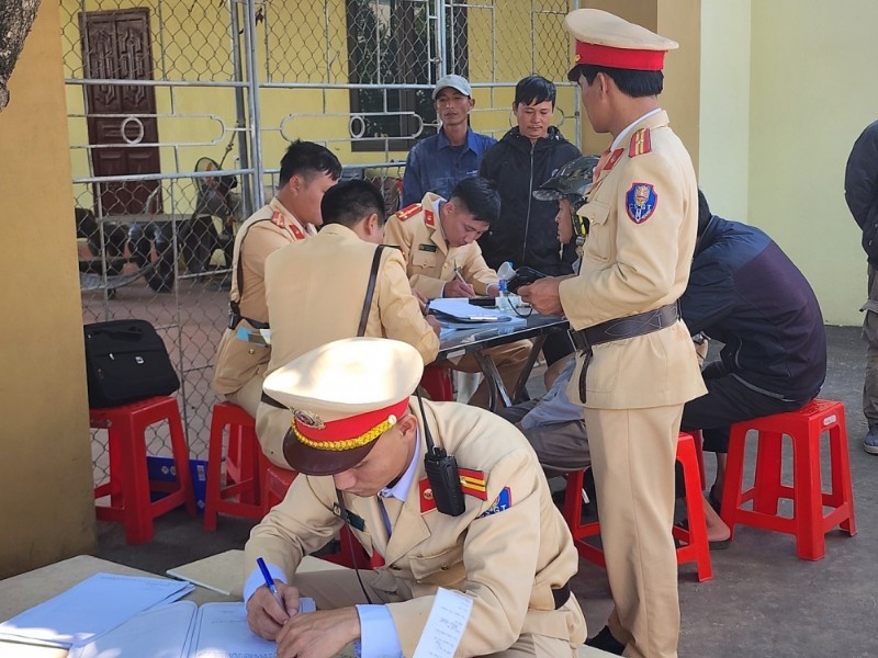 Lập biên bản, xử lý các trường hợp vi phạm luật giao thông đường bộ, đường thủy.