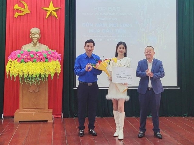 Regal Group trao quà cho em Nguyễn Lê Vi, quán quân người mẫu nhí tại cuộc thi Asia Model Awards.