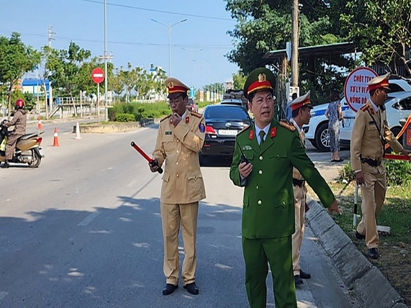 Thượng tá Nguyễn Thế Vượng - Phó trưởng Công an huyện đang chỉ đạo đội Cảnh sát giao thông Công an huyện Hoằng Hóa tổ chức kiểm tra, xử lý vi phạm người điều khiển phương tiện giao thông.