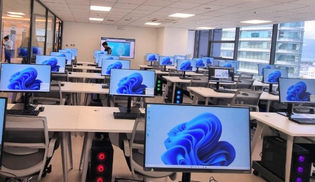 Phòng Lab với 30 máy tính cấu hình cao, 1 laptop và 1 tivi thông minh có trị giá gần 1.3 tỷ đồng.