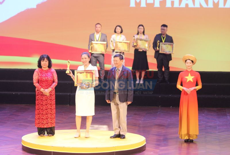 Ông Nguyễn Đăng Sinh - Chủ tịch Hội VATAP trao tặng danh hiệu “Thương hiệu Vàng – Logo, Slogan ấn tượng” – năm 2023 cho đại diện doanh nghiệp (Ảnh: Nguyễn Kiên)