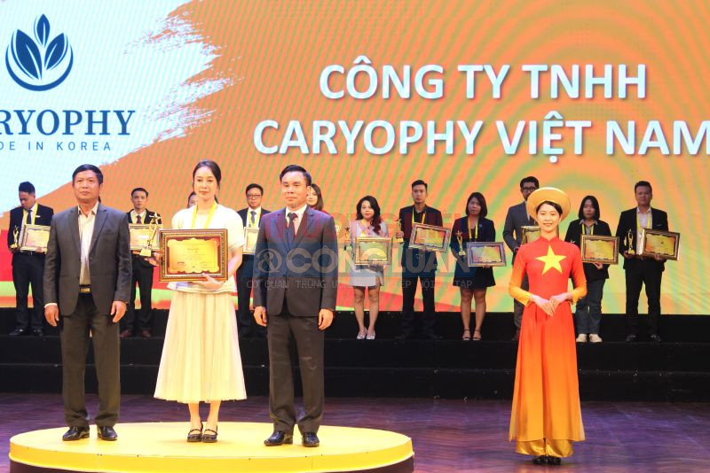 Ông Phạm Xuân Vinh, Phó Chủ tịch thường trực Hiệp hội VATAP trao trao tặng danh hiệu “Thương hiệu Vàng – Logo, Slogan ấn tượng” – năm 2023 cho doanh nghiệp