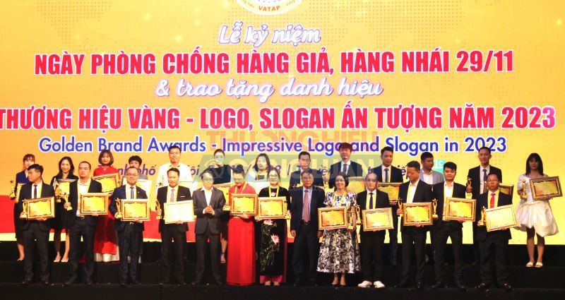 Các doanh nghiệp được tôn vinh danh hiệu “Thương hiệu Vàng – Logo và slogan ấn tượng” – năm 2023 (Ảnh: Nguyễn Kiên)