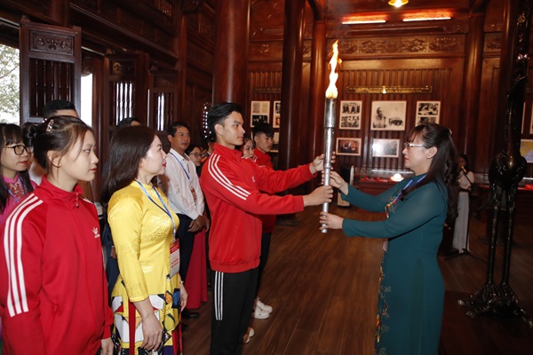 Trưởng đoàn đồng chí Giàng Thị Dung, Phó Chủ tịch UBND tỉnh trao lửa truyền thống cho vận động viên