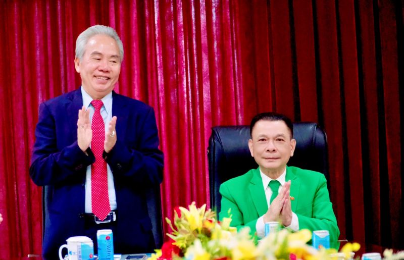 Ông Lê Văn Minh - Chủ tịch HĐQT Công ty cổ phần tư vấn và vật tư thiết bị đo đạc Nam Sông Tiền (bên trái) tại lễ ký kết