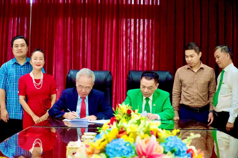 Ông Lê Văn Minh và ông Hồ Huy ký kết hợp tác đầu tư 100 xe taxi hiệu Toyota vào Tập đoàn Mai Linh