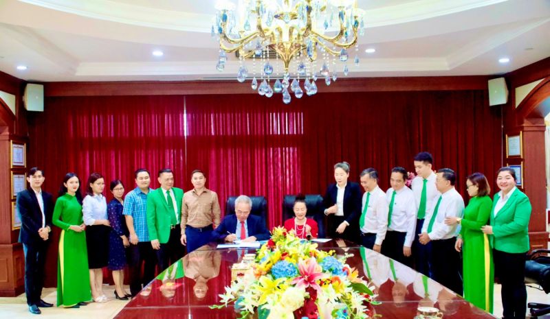 Ông Lê Văn Minh và bà Trần Thị Lan Hương ký kết cung cấp 100 xe Toyota cho Nam Sông Tiền đầu tư vào Tập đoàn Mai Linh