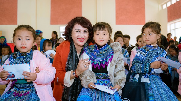 Bà Đồng Thị Ánh Phó Chủ tịch Hiệp hội Nữ doanh nhân Việt Nam Tặng quà và những chiếc áo ấm cho các cháu học sinh nghèo nơi biên giới