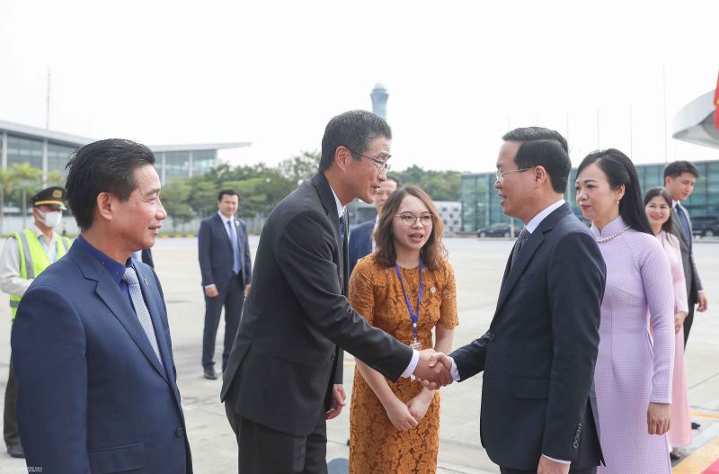 Đại biện Đại sứ quán Nhật Bản tại Việt Nam tiễn Chủ tịch nước và Phu nhân lên đường thăm chính thức Nhật Bản.