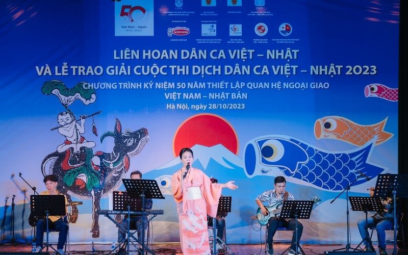 ベトナムと日本の民謡の興味深い交流は、ベトナムと日本の外交関係樹立50周年を記念した活動です。  (出典:ANV)