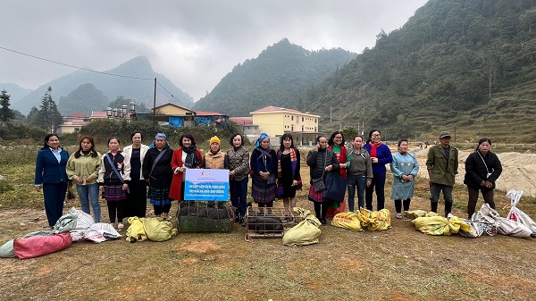 Hiệp hội Nữ doanh nhân Việt Nam tặng 10 cặp lơn đen sinh sản cho phụ nữ nghèo xã Tả Ngài Chồ