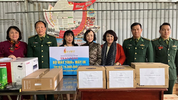 Hiệp hội Nữ doanh nhân Việt Nam tặng máy tính và quà cho cán bộ chiên sĩ đồn Biên phòng Nậm Chẩy