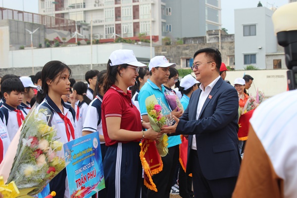 Ông Hoàng Vũ Thảnh, Chủ tịch UBND TP Vũng Tàu tặng hoa, cờ lưu niệm cho các trường