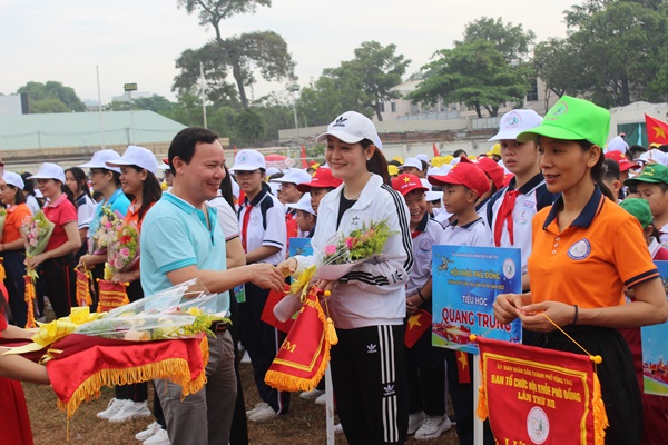 Ông Nguyễn Trọng Thụy, Phó chủ tịch UBND thành phố Vũng Tàu, tặng cờ lưu niệm cho các trường