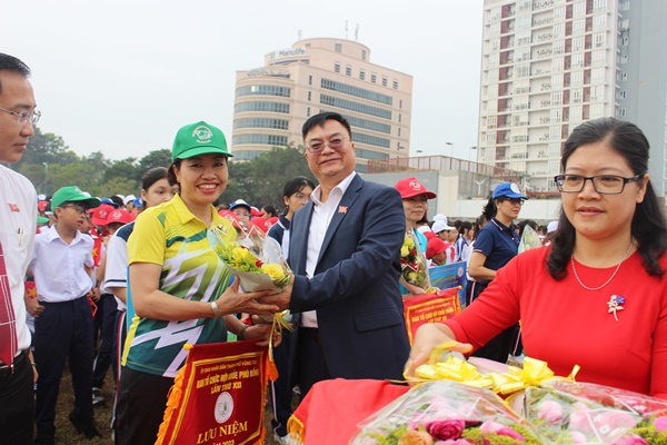 Chủ tịch UBND thành phố Vũng Tàu tặng hoa cho đại diện các trường