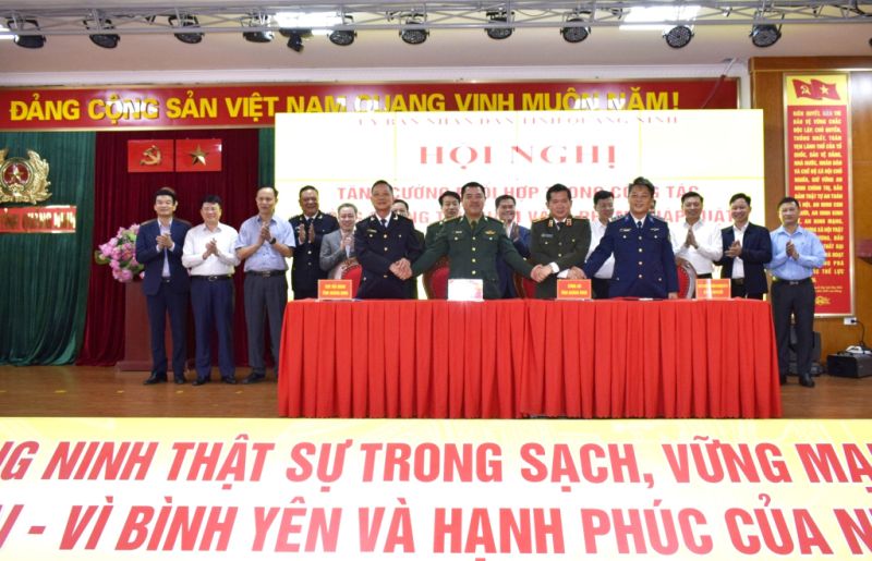 Công an tỉnh, BCH Bộ đội Biên phòng tỉnh, Cục Hải quan tỉnh Quảng Ninh và Bộ Tư lệnh Cảnh sát biển ký quy chế phối hợp, với sự chứng kiến của lãnh đạo tỉnh Quảng Ninh và các địa phương.