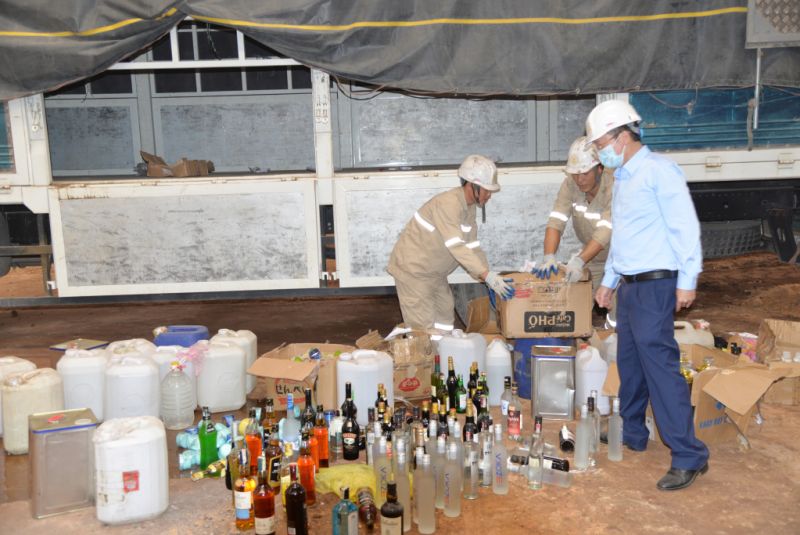 Lực lượng chức năng tiêu hủy khoảng 250 chai rượu bia nhập lậu, không đảm bảo nguồn gốc, xuất xứ.