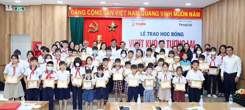 Các em học sinh nhận học bổng “Vượt khó vì tương lai” lần thứ 21 do THACO tài trợ.