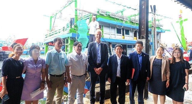 Ban tổ chức tham quan cảng c&aacute; Quy Nhơn. Ảnh: Thiện Hiền