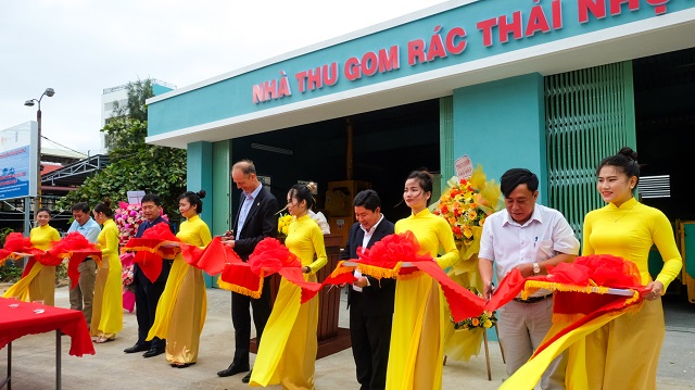 Ban tổ chức thực hiện nghi thức cắt băng kh&aacute;nh th&agrave;nh Nh&agrave; thu gom r&aacute;c thải nhựa t&agrave;u c&aacute; tại cảng c&aacute; Quy Nhơn. Ảnh: Th- Hiền