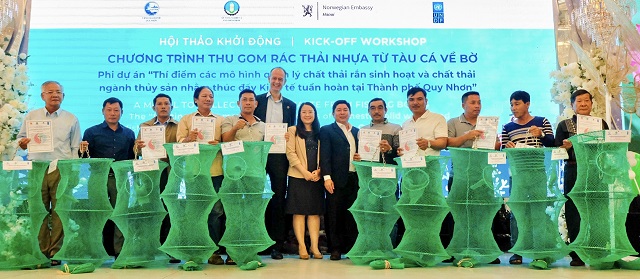 Ban tổ chức trao tặng trang thiết bị hỗ trợ thu gom r&aacute;c thải cho ngư d&acirc;n. Ảnh: Th- Hiền