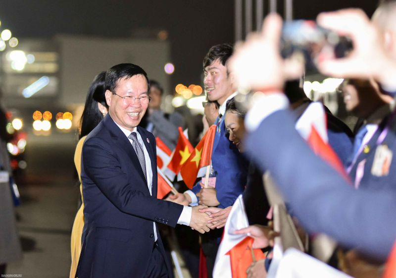 Kiều bào đón Chủ tịch nước Võ Văn Thưởng và Phu nhân đến Tokyo, bắt đầu chuyến thăm chính thức Nhật Bản.