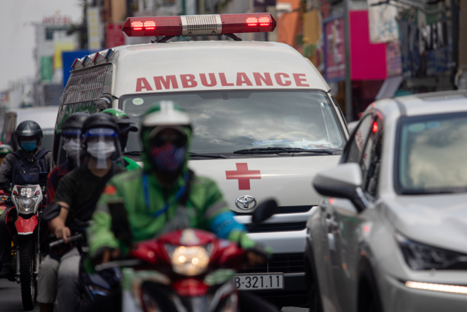 Xe cấp cứu di chuyển trên đường phố TP HCM. Ảnh: Thành Nguyễn