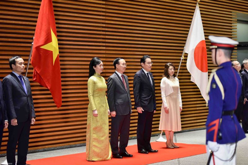 Lễ đón chính thức Chủ tịch nước và Phu nhân tại Văn phòng Thủ tướng Nhật Bản do Thủ tướng Nhật Bản Kishida Fumio và Phu nhân chủ trì.