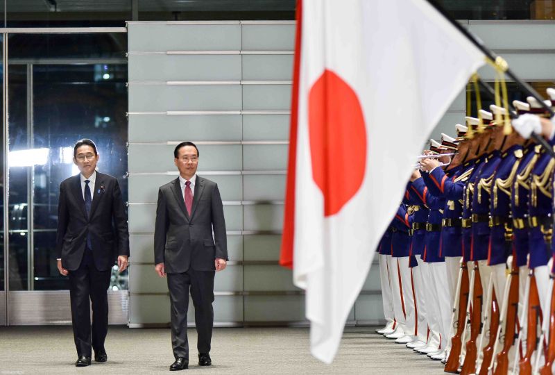 Chủ tịch nước Võ Văn Thưởng và Thủ tướng Kishida Fumio duyệt đội danh dự.