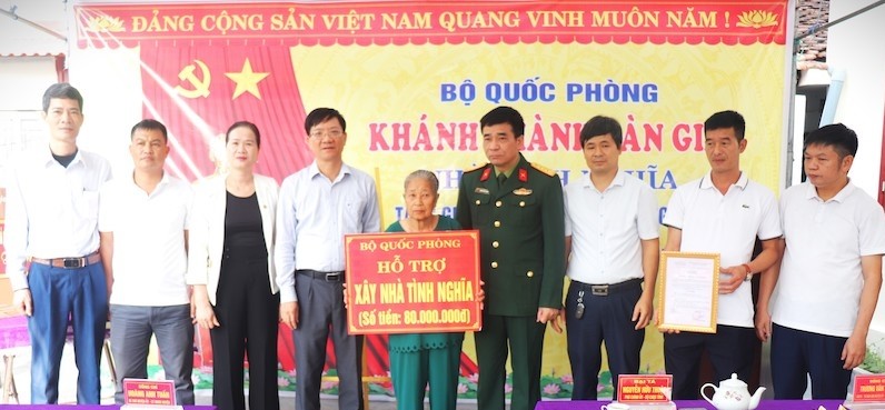 Được sự ủy quyền của Bộ Quốc phòng, Bộ Tư lệnh Quân khu 4; Bộ CHQS tỉnh Thanh Hoá cùng với cấp ủy, chính quyền địa phương bàn giao “Nhà tình nghĩa” cho gia đình bà Lê Thị Minh Nguyệt.