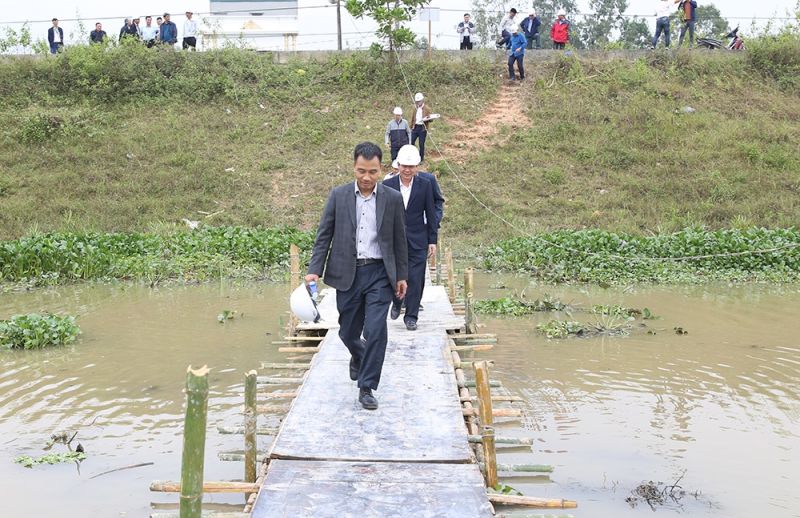 Đoàn công tác của EVNNPT đi kiểm tra thực địa một vị trí móng trên địa bàn huyện Hà Trung (Thanh Hóa)