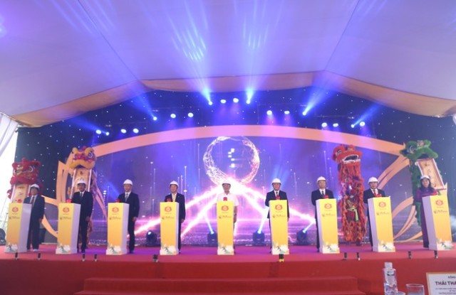 Các đại biểu thực hiện nghi lễ khởi công dự án Khu lưu niệm Chủ tịch Hồ Chí Minh và mộ bà Hoàng Thị Loan.