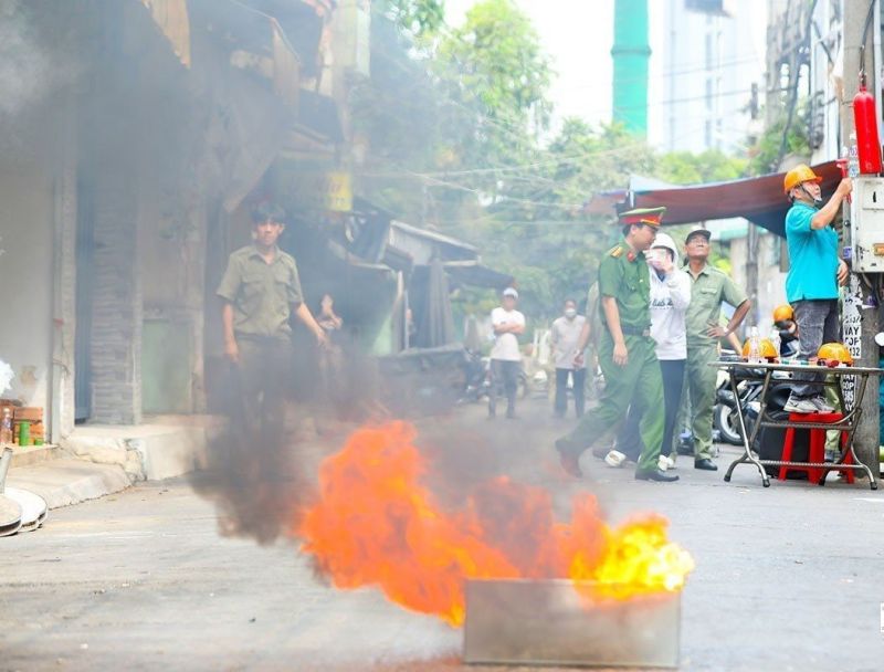 Người dân thành phố Biên Hòa (tỉnh Đồng Nai) diễn tập Tổ liên gia an toàn phòng cháy, chữa cháy.