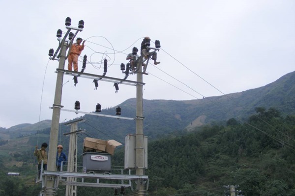 Lắp trạm điện ở xã Nậm Đét huyện Bắc Hà