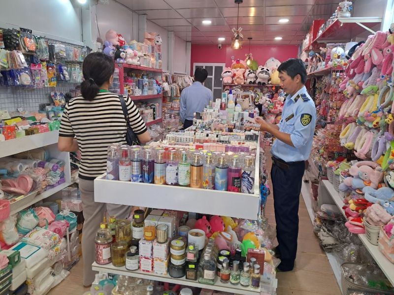 An Giang phát hiện và tạm giữ nhiều mặt hàng mỹ phẩm nhập lậu được kinh doanh trên nền tảng Facebook