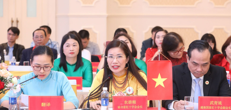Lãnh đạo Hội Chữ thập đỏ Khu tự trị dân tộc Choang Quảng Tây (Trung Quốc) phát biểu tại chương trình hội đàm