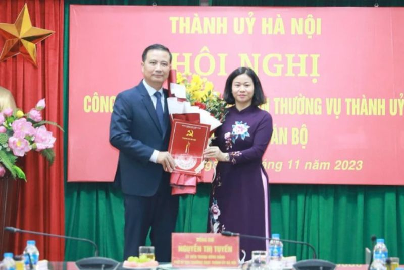 Phó Bí thư Thường trực Thành ủy Hà Nội Nguyễn Thị Tuyến trao quyết định điều động, bổ nhiệm ông Nguyễn Xuân Linh giữ chức vụ Bí thư Quận ủy quận Hoàng Mai.