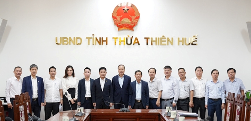 Nhà đầu tư chụp ảnh lưu niệm với tỉnh Thừa Thiên Huế